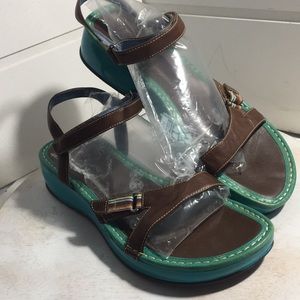 Clark’s womens leather short wedge sandal size 9 mixed colors